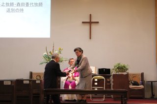 森田香代牧師に感謝の記念品を贈りました